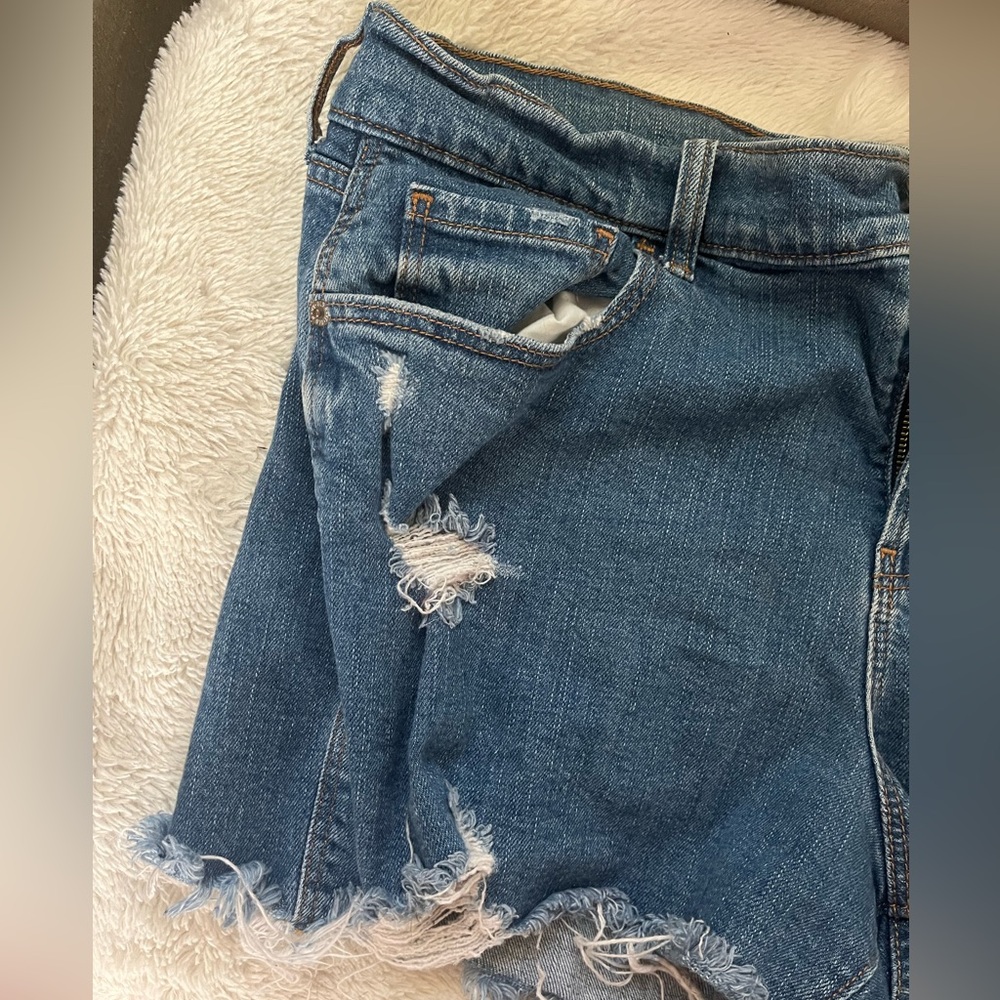 Old Navy Mid Rise Boyfriend Jean Short - Picture 3 of 4